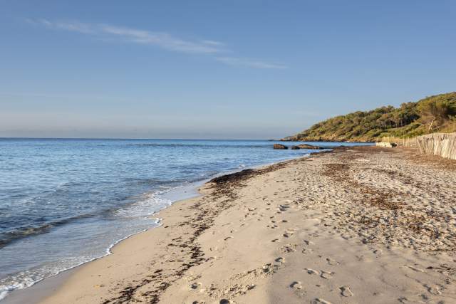 plage a 800metre a pieds les salins hotel bastide des salins